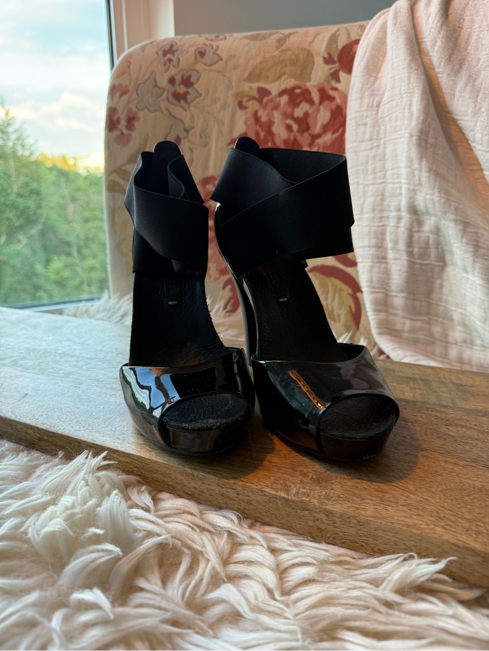 BCBG Max Azria Patent & Elastic Platform Heels – Black – Size 7.5